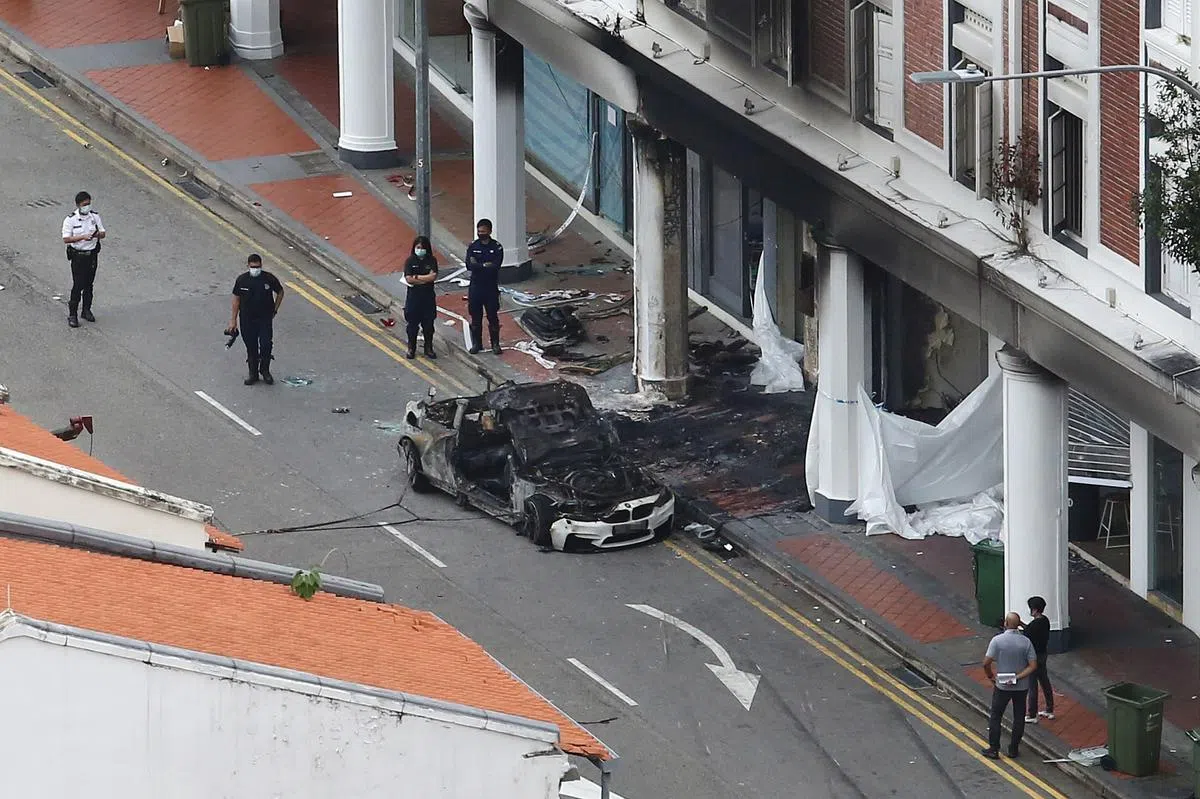 车祸现场可见宝马车身被严重烧毁，第37号店屋也被殃及陷入火海。（陈斌勤摄于2021年2月13日）