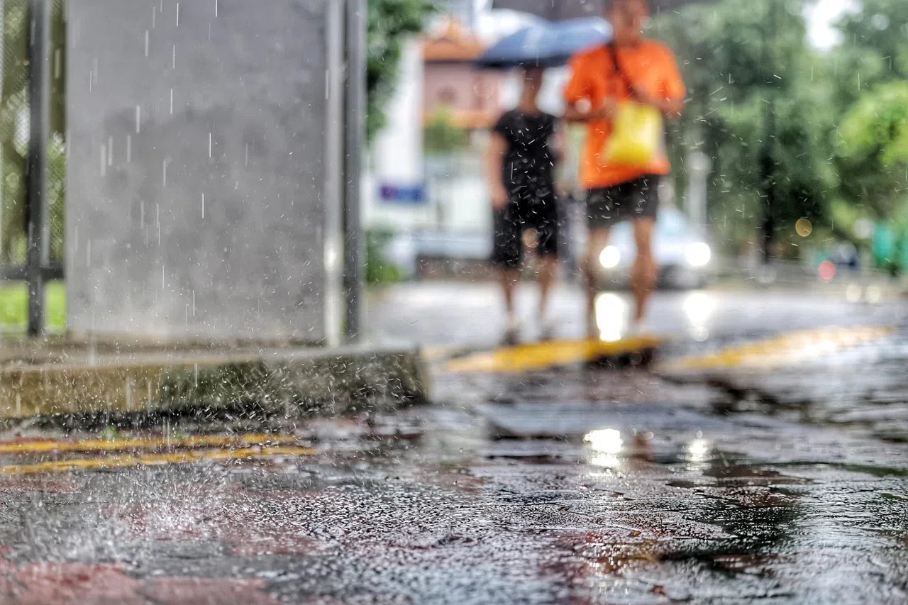 星期四全岛下大雨，不少民众反映雨水呈黑色。（郑一鸣摄）