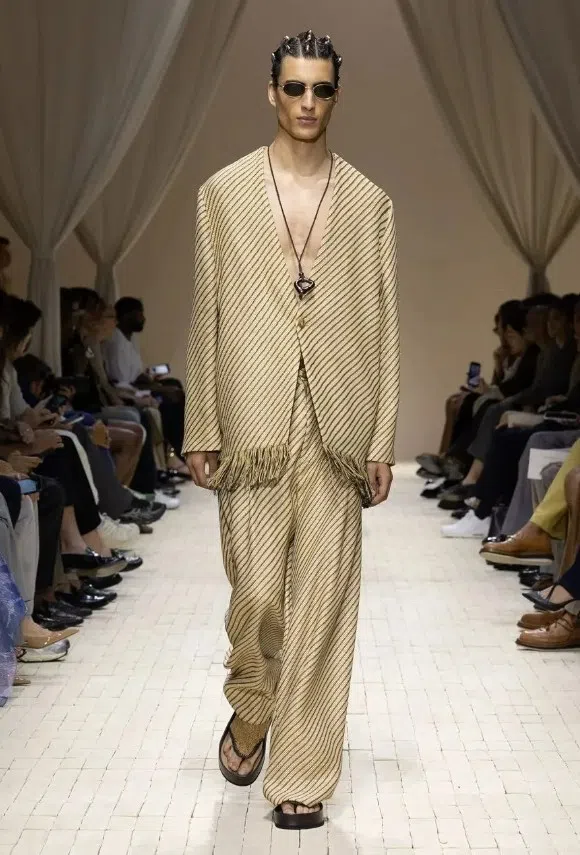 Emporio Armani松垮造型搭配人字拖鞋。（互联网）