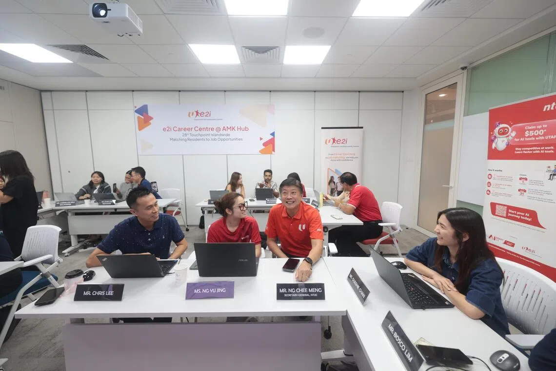 职总秘书长黄志明（右二）与AI赋能计划技能培训坊进阶课程的学员交流；左起为李鸿发、黄瑜菁及陈君怡。（李冠卫摄）