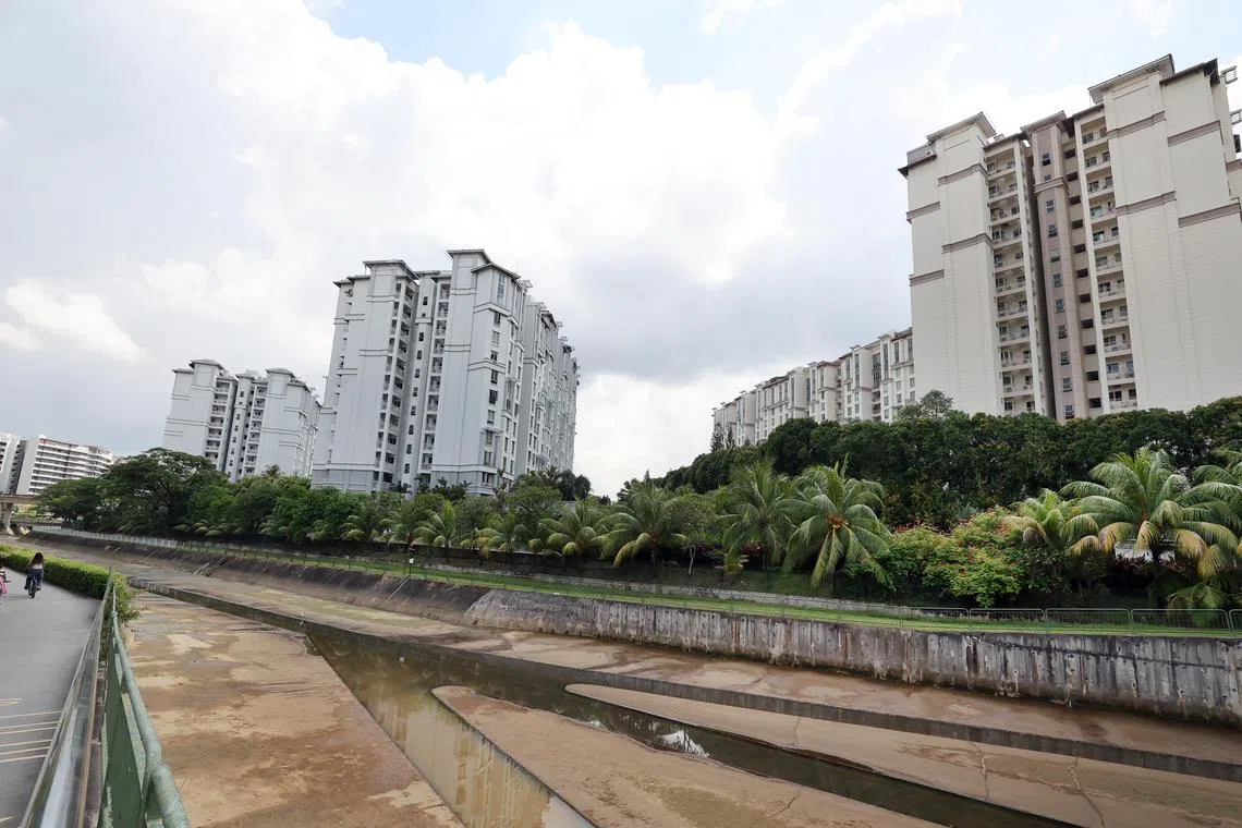 义顺蓝宝石（Yishun Sapphire）（左）和义顺绿宝石（Yishun Emerald）都在2002年完工，转售尺价也相当。（萧紫薇摄）
