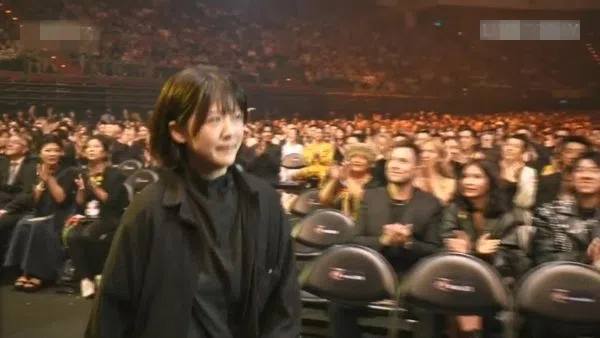 乐团“草东没有派对”经纪人上台代领最佳乐团奖。（互联网）