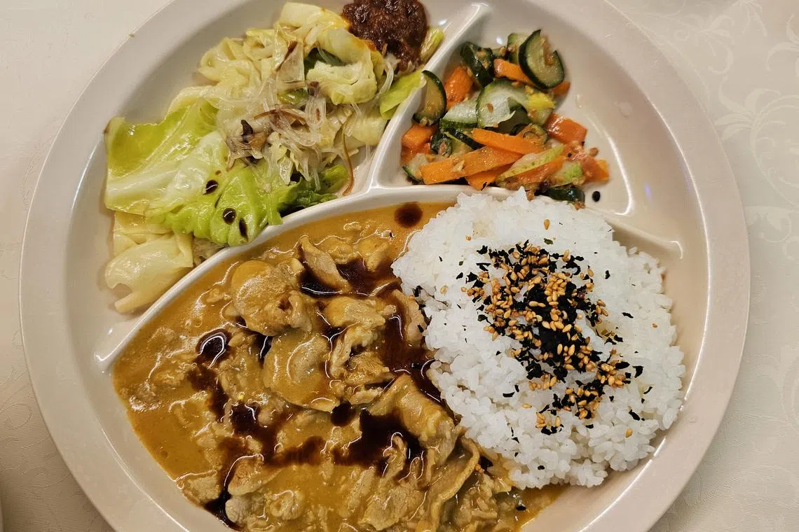 猪肉包菜咖喱饭，咖喱口味结合日式和娘惹风。（黄亿敏摄）