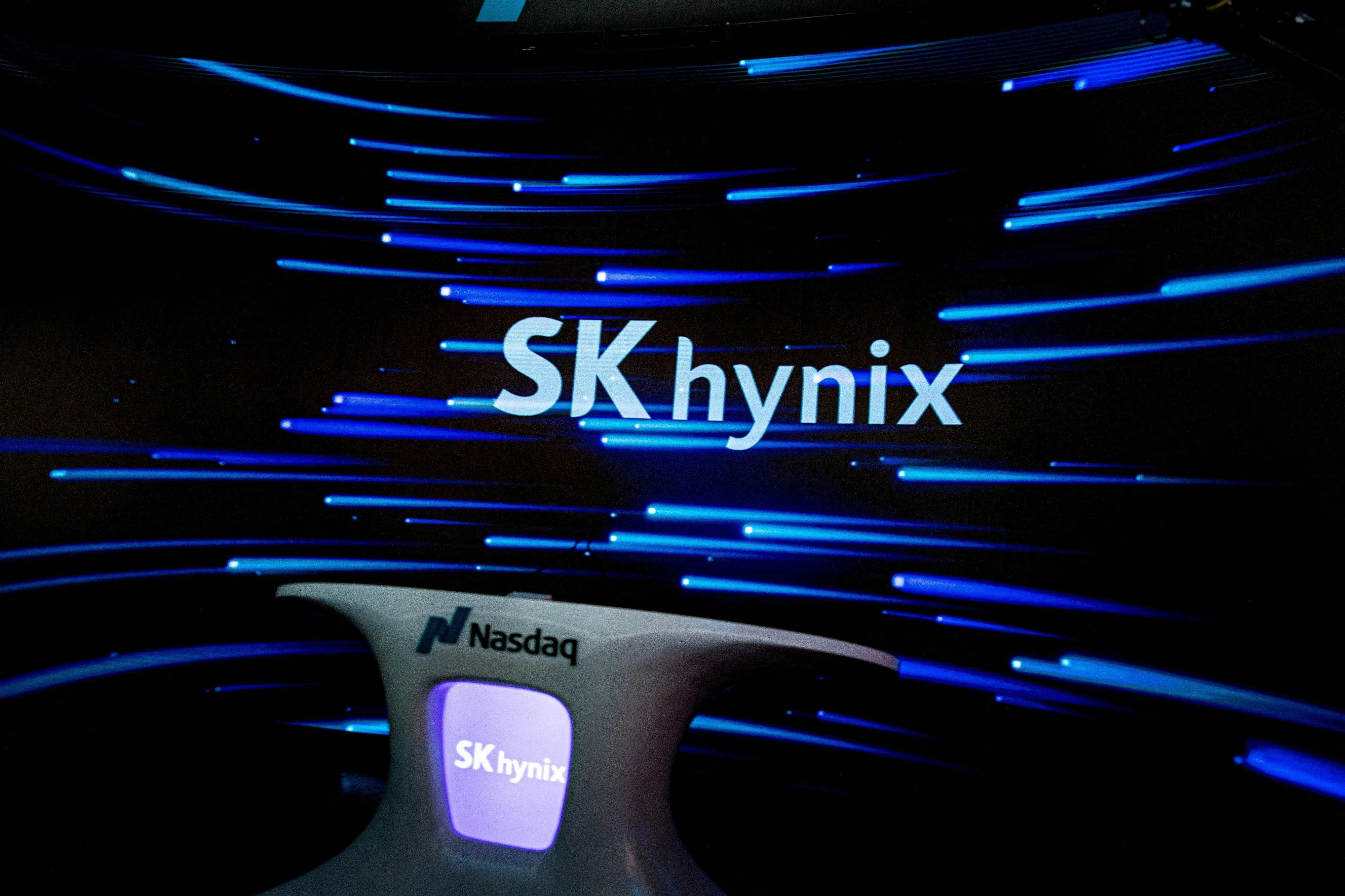 SK海力士在韩国挂牌交易的股票星期一暴跌约15%，但是分析师普遍认为这属套利，它没有改变SK海力士AI长期成长的逻辑。（路透社）