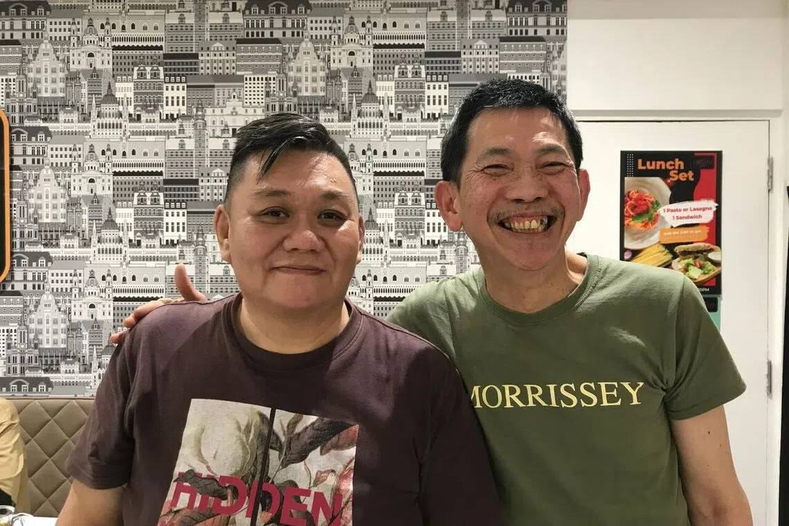 李天葆（左）与马来西亚诗人假牙2024年农历新年在吉隆坡相聚欢。（假牙提供）