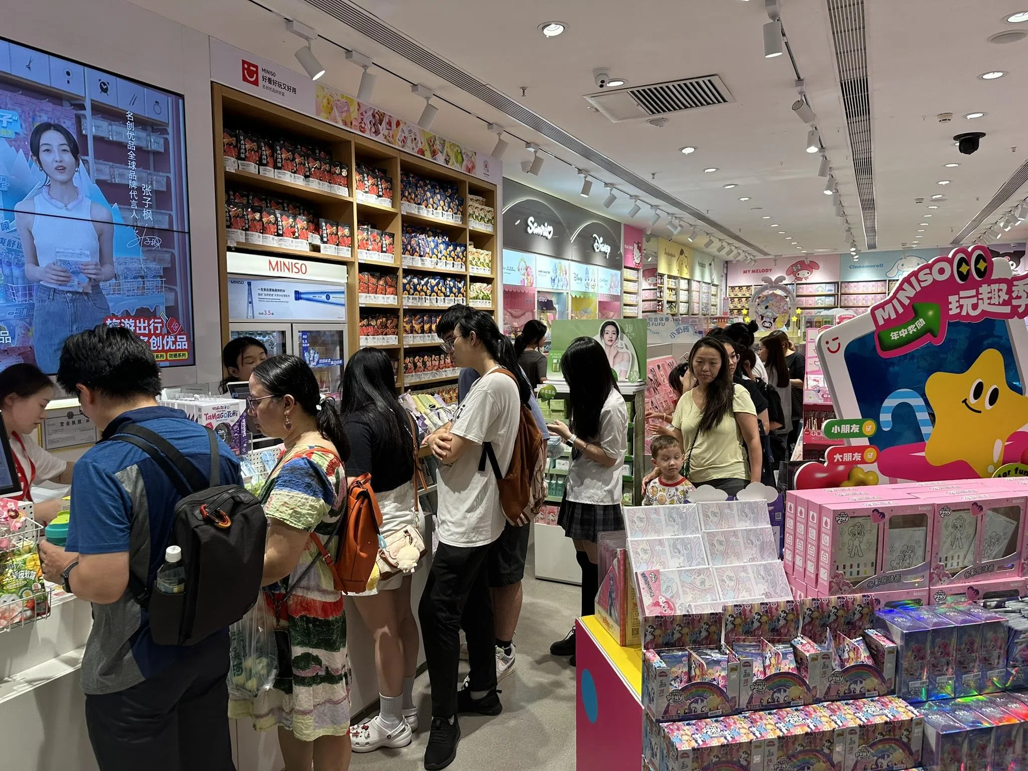 名创优品（Miniso）近几年逐步从日常用品店转型为以IP联名为核心的品牌商。其商品包括与IP相关的潮玩玩具，也有与这些IP相联系的生活日用品。（林煇智摄）