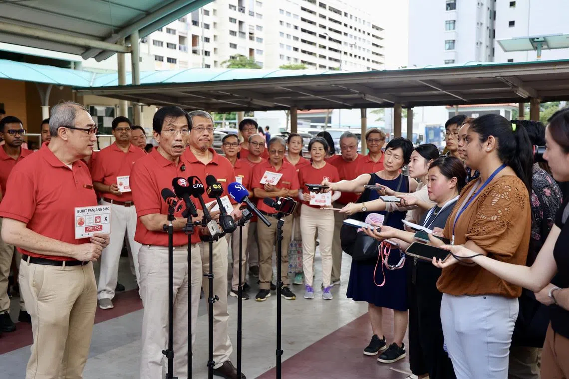 新加坡民主党秘书长徐顺全（前左二）宣布竞选口号，竞选主题包括下调消费税、减轻医疗开销、制定最低工资法，以及保障国人就业机会。在他身旁的是出征三巴旺集选区的党员陈威儒（左）和达曼胡理（前左三）。（陈斌勤摄）
