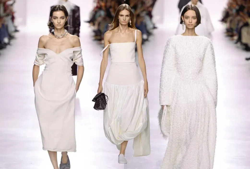Bottega Veneta在2026春夏大秀中选用Cloud Dancer。（互联网）
