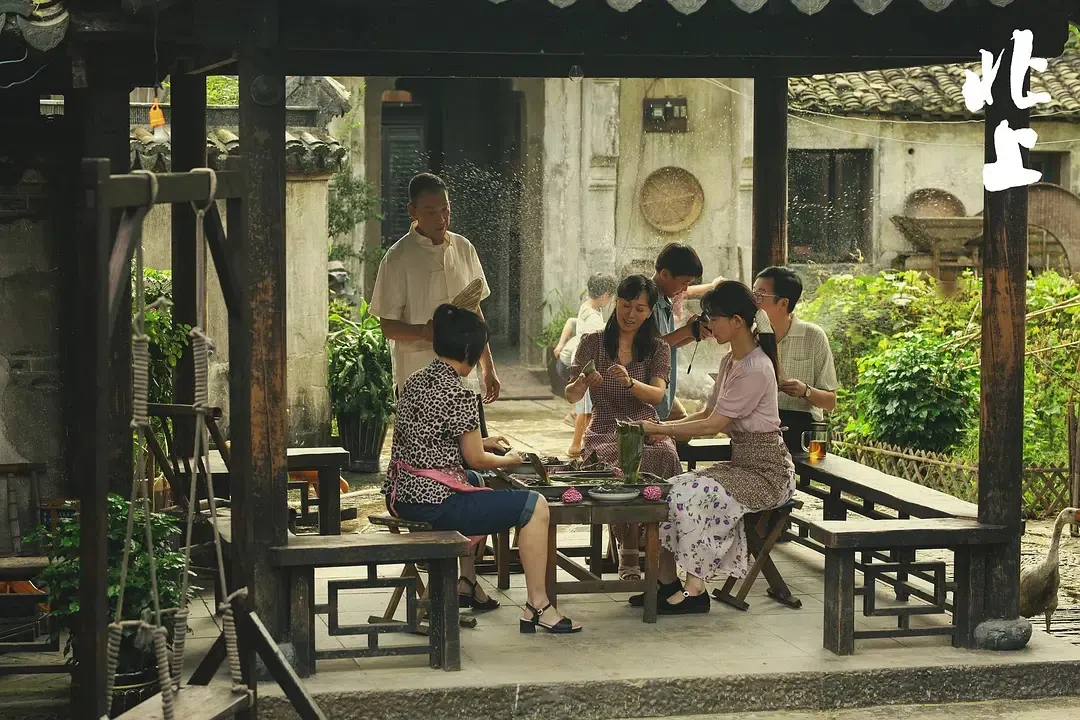 没有血缘关系的邻居们互相关心扶持，真挚的情义让人感动。（互联网）