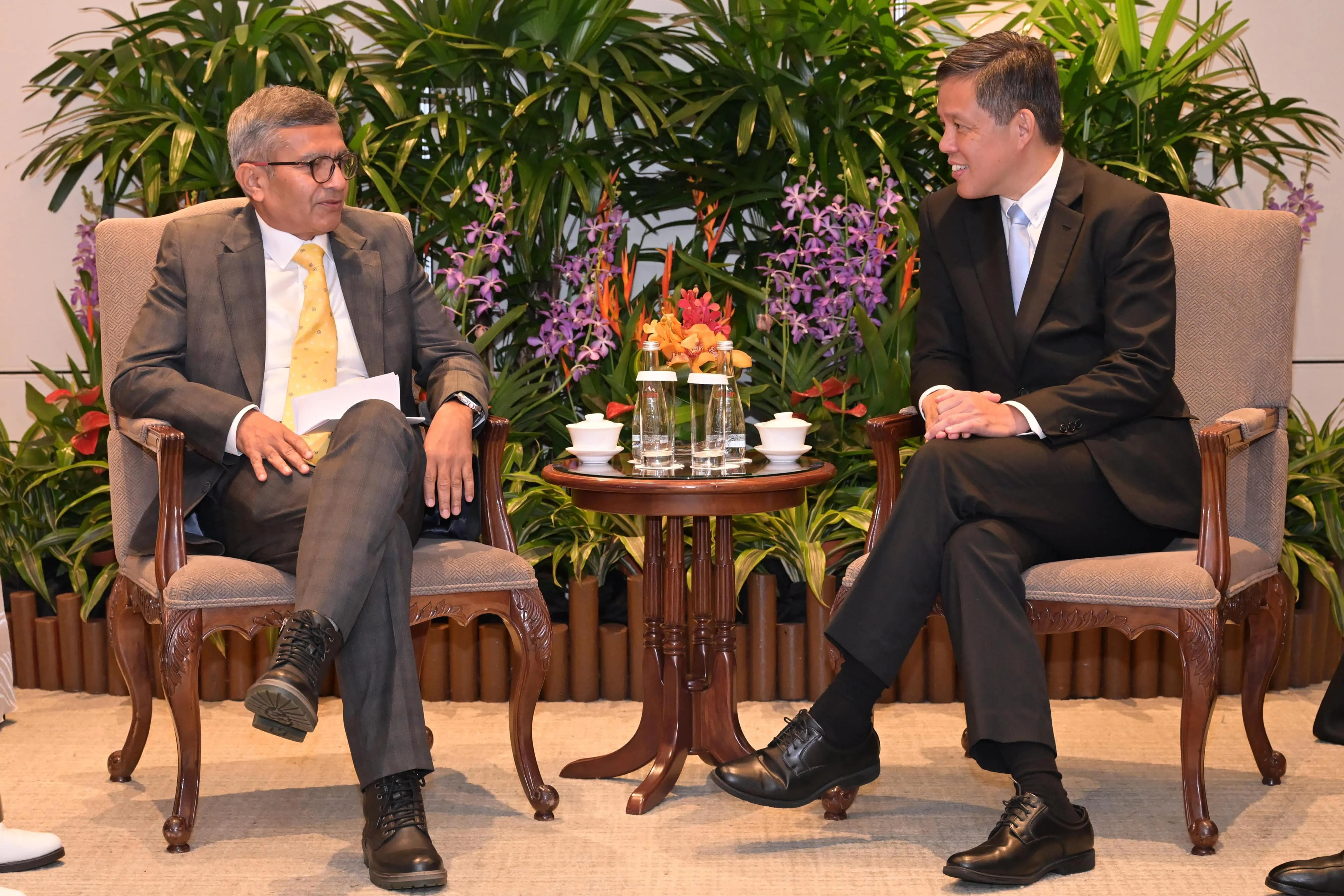 公共服务统筹部长兼国防部长陈振声（右）与多国防长及高官会面，包括印度国防部副部长拉杰什·库马尔·辛格。（国防部提供）