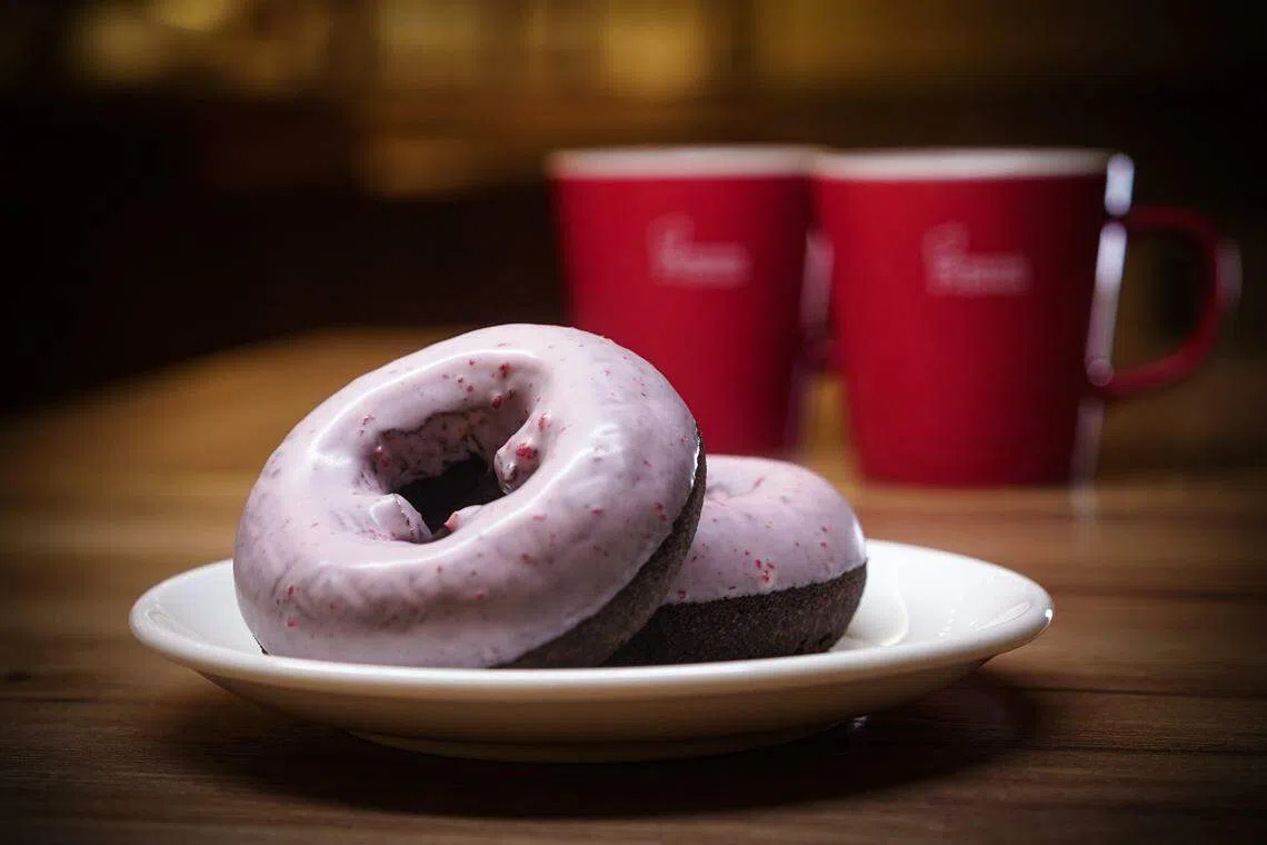 Mister Donut推出本地独家的草莓巧克力口味甜甜圈。（品牌提供）