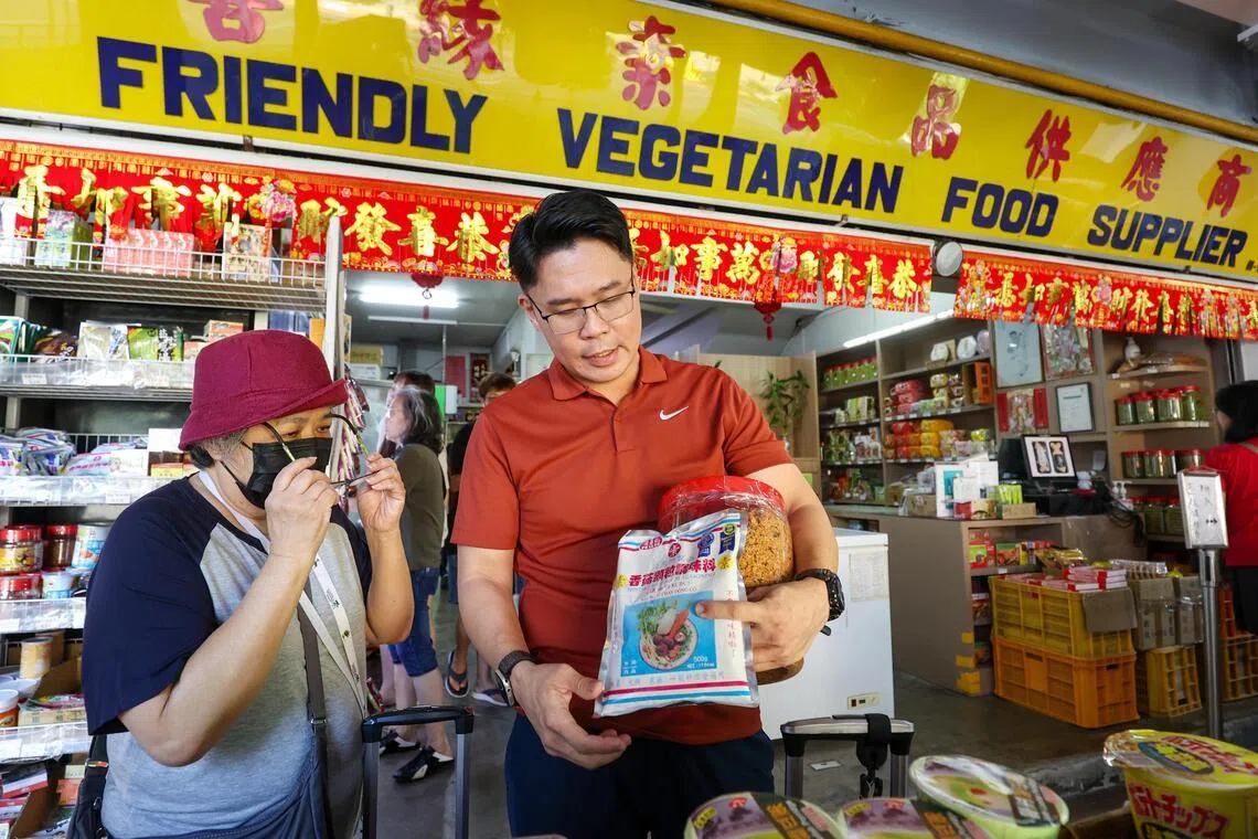 善缘素食斋料供应商总经理王伟鹏（右）说，越来越多的餐饮业者愿意提供至少一道纯素或素食选择，反映植物肉有一定的市场。（游甯稀摄）