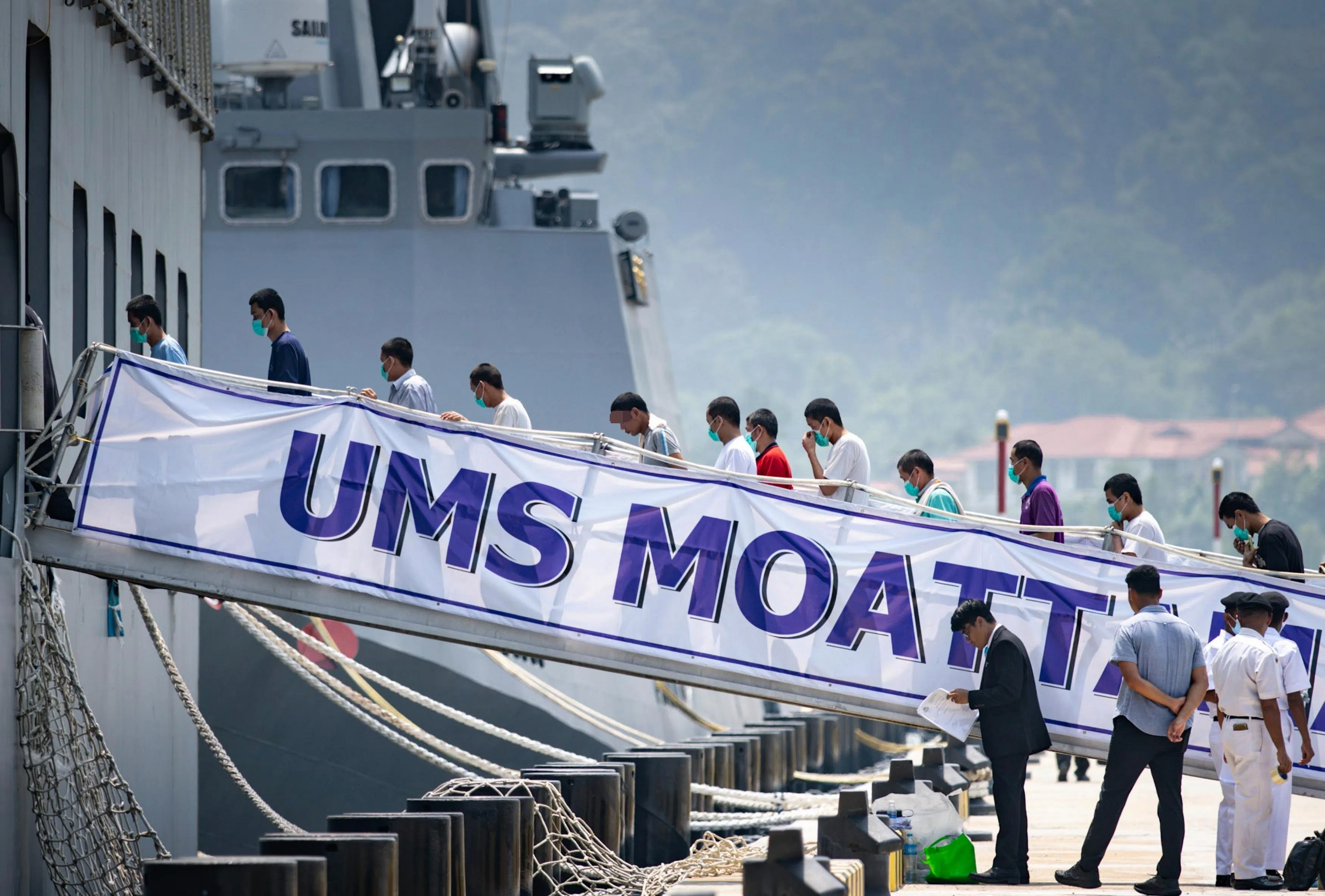 被遣返的缅甸难民9月29日在马国霹雳红土坎海军基地登上缅甸派来的军舰。（马新社）