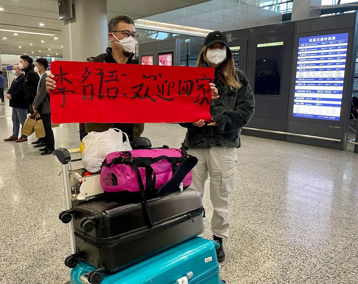 最先抵达浦东机场的是从新西兰奥克兰出发的航班，乘客中不少是年轻留学生，一些家长早早前来接机。（陈婧摄）