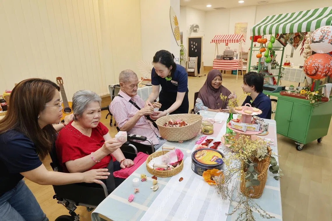 圣路加乐龄关怀疗养院榜鹅之家自去年4月投入服务，为年长者提供多样的活动，包括集体聚餐、益智游戏、品茶会等。（唐家鸿摄）