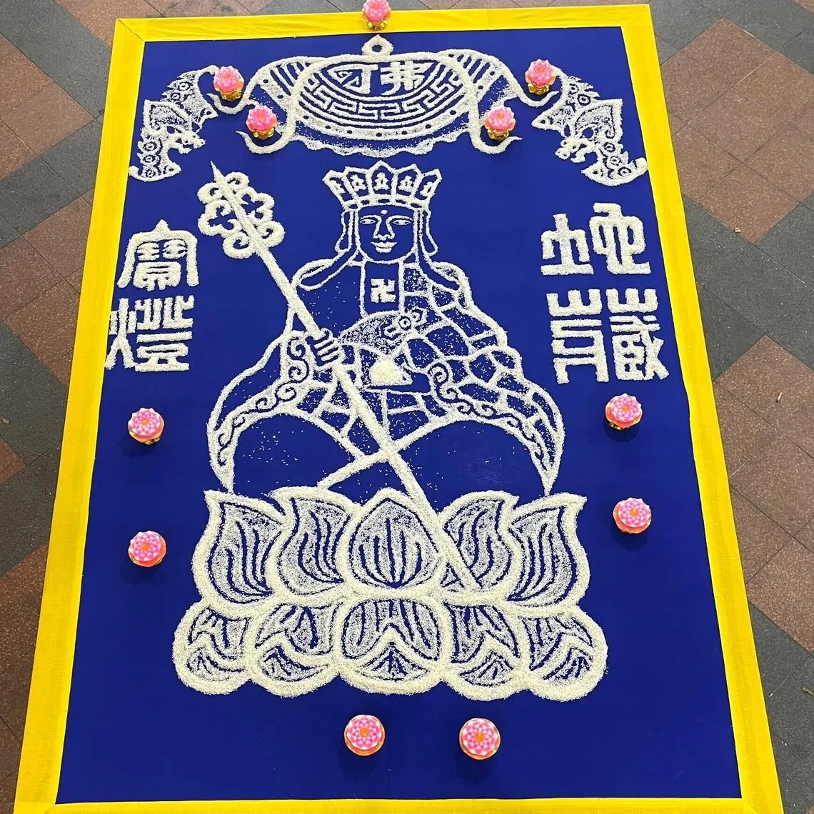 白事法会的米图以蓝布为底。（陈贵财提供）