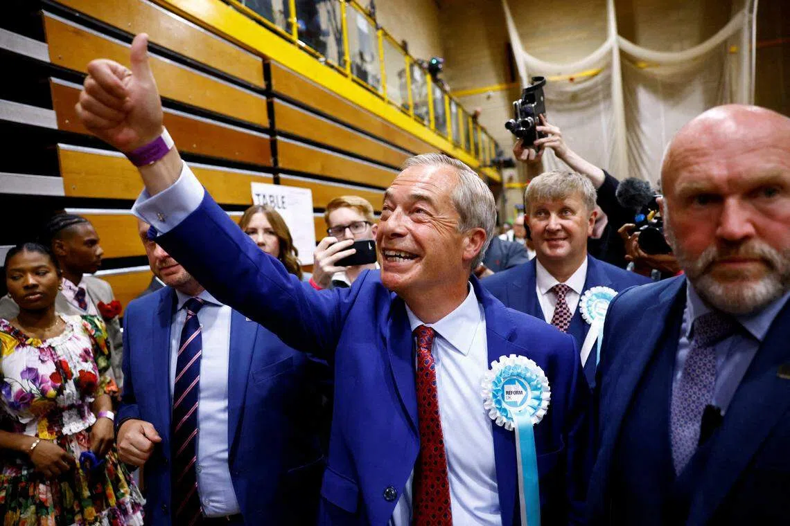 改革党党魁法拉奇（中）在经历了七次失败后，星期五正式当选英国下议院议员。  （路透社）