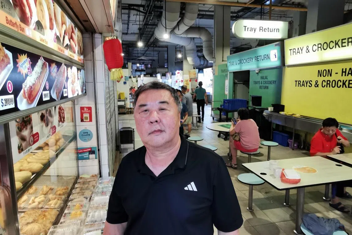 马西岭小贩中心商联会主席蔡丽生说：“只要迎合民众口味、提供合理价格，本地小贩美食对新马两地的顾客都有吸引力。”他透露，小贩中心正加强自动化归还托盘系统和中央清洗碗碟设施（右），以进一步减低成本。（温伟中摄）