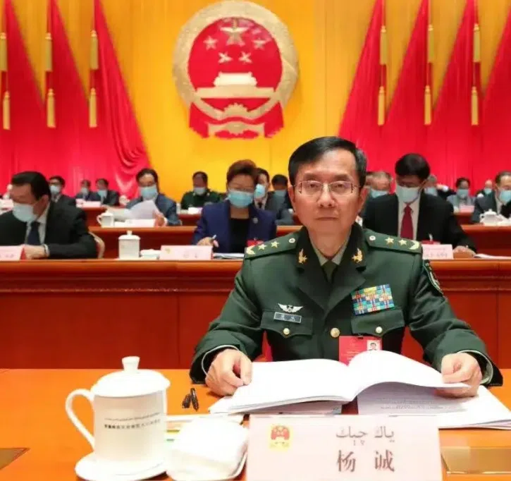 新疆军区政委杨诚中将未参加星期二（9月23日）的接见活动。（互联网）