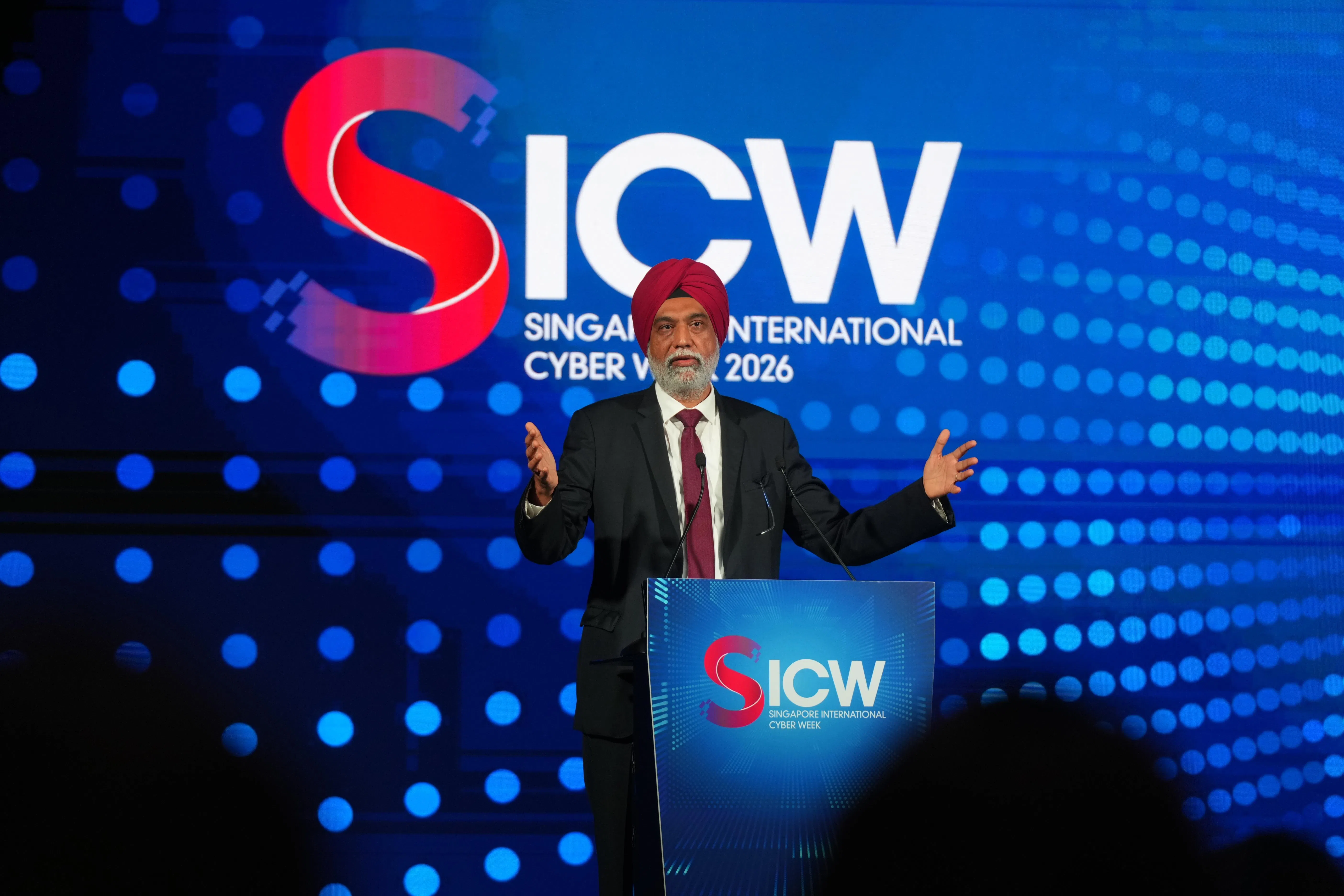 联合国副秘书长兼数码和新兴技术特使吉尔（Amandeep Singh Gill），在第11届新加坡国际网络周发言。（谢智扬摄）