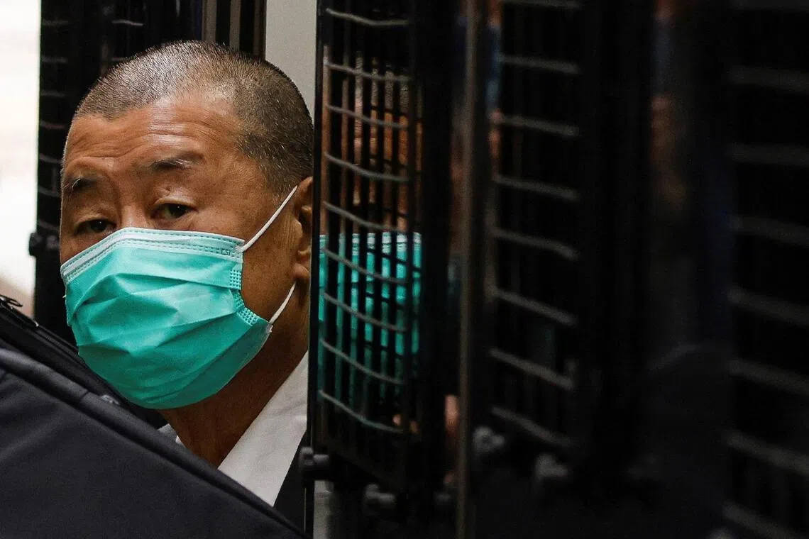 香港壹传媒创办人黎智英违反国安法一案，将于下周一（2月9日）判刑。图为2021年2月9日黎智英乘坐囚车抵达香港终审法院。（路透社档案照）