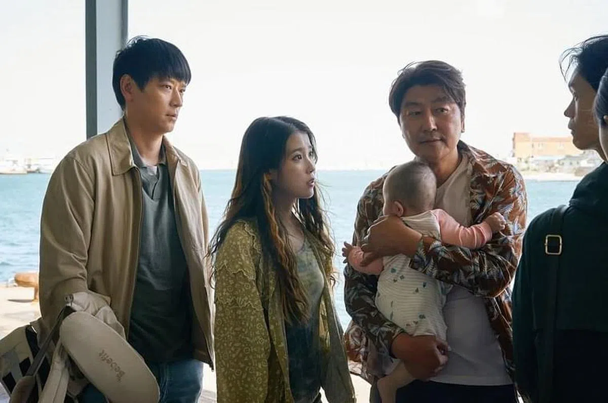 IU（左二）片中扮演弃婴妈妈，与姜栋元（左一）和宋康昊（右二）一起帮孩子寻找新的父母。（互联网）