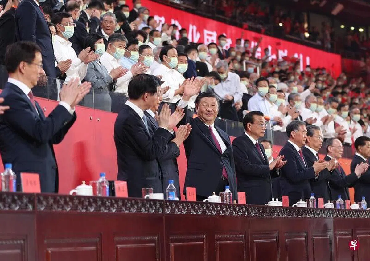 中共总书记、中国国家主席习近平（中）等七名中共政治局常委和中国国家副主席王岐山（右二），昨晚同约2万名观众一起观看演出。（新华社）