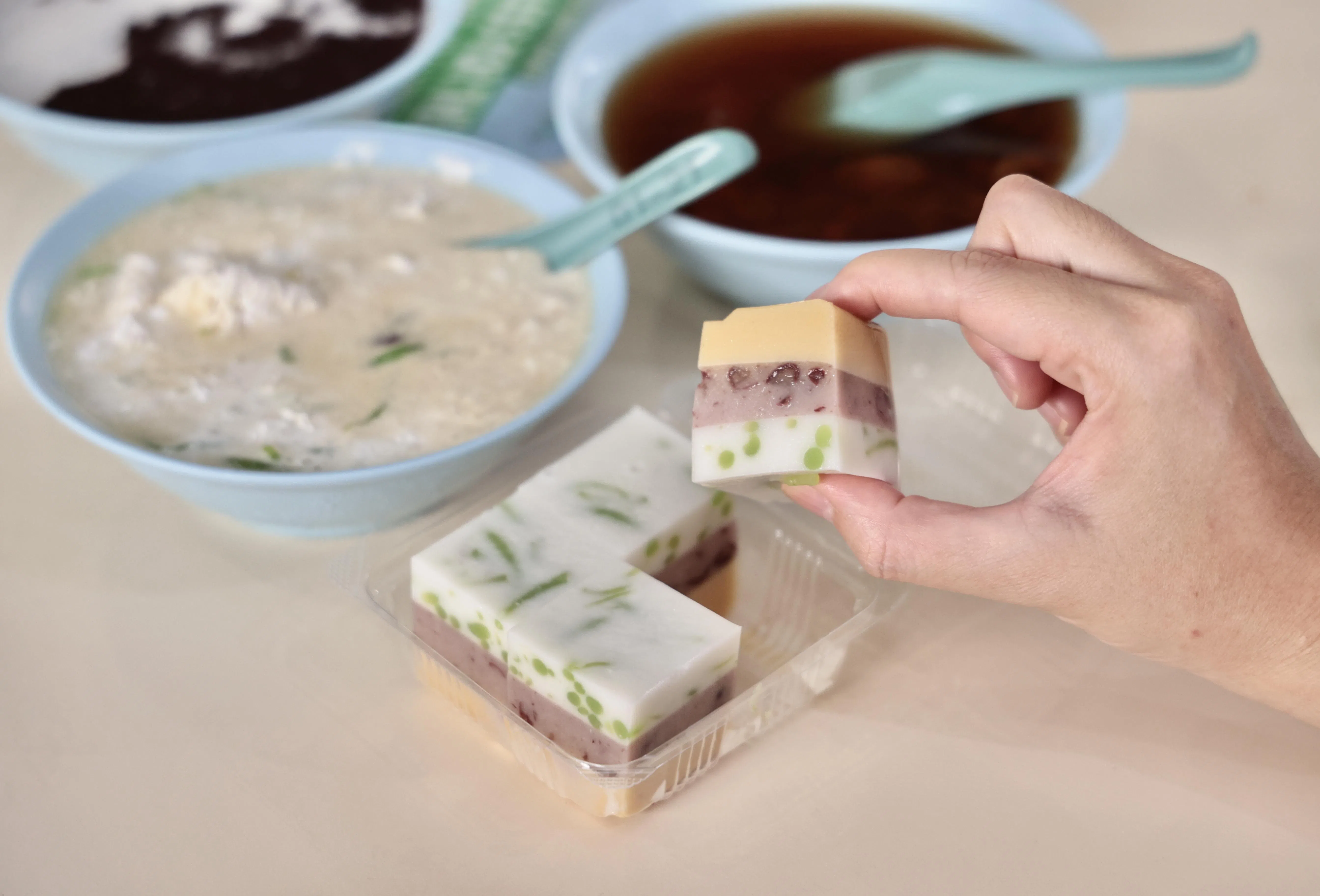 小鸽子甜品屋售卖的浆绿菜燕，可一口吃出三层不同美味。（特约陈佩敏摄）