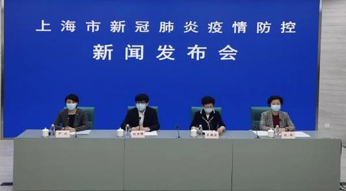 上海市卫生健康委一级巡视员吴乾渝（右二）今天（6日）在新闻发布会上说，对于一些有特殊需要的儿童，若染疫可由监护人自愿申请陪护。（互联网）