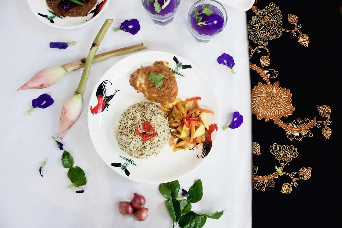 Fortitude Culina厨师在快闪活动中呈现的Nasi Ulam香草饭配仁当鸡。（Fortitude Culina提供）