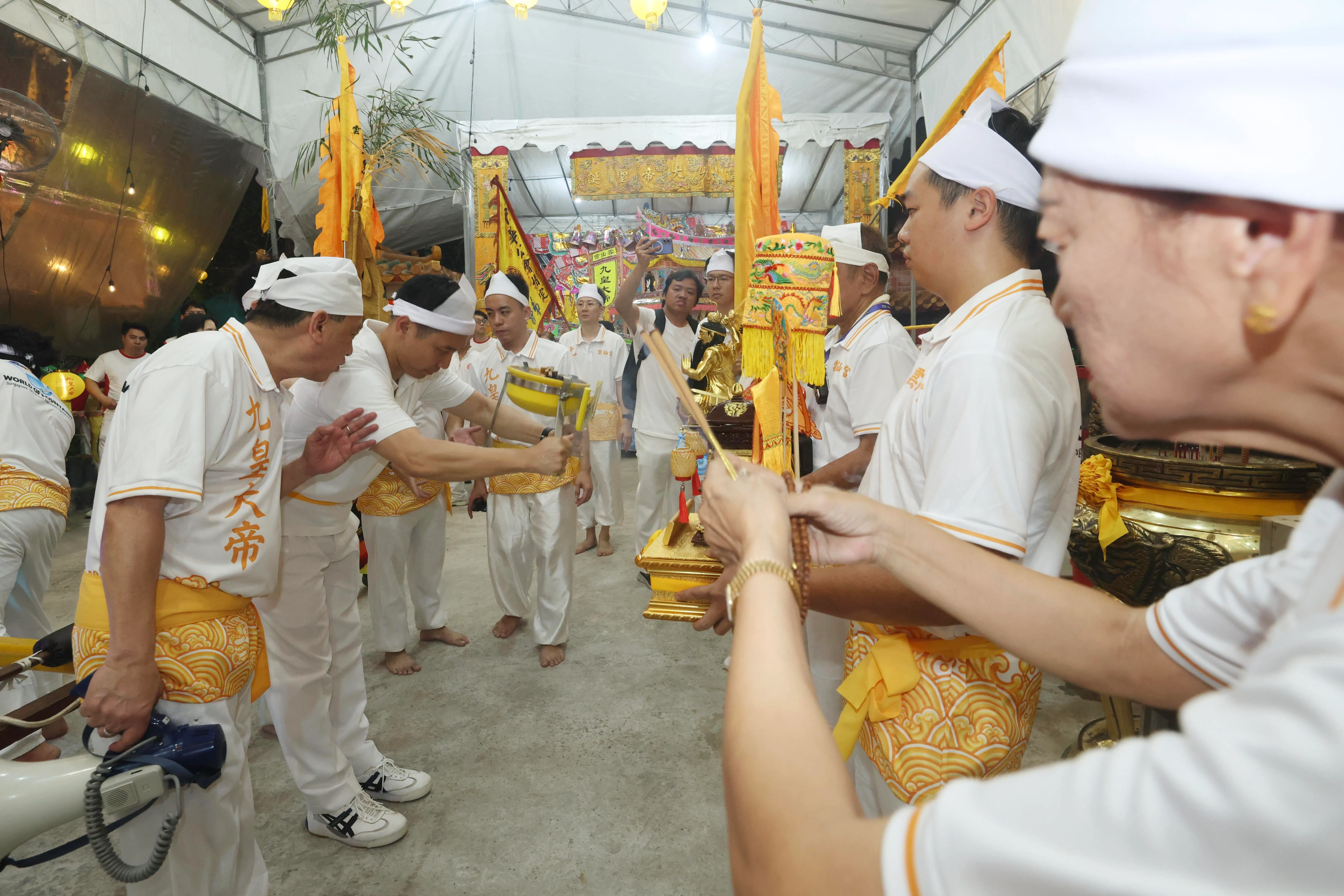 百多名信众齐聚云仙宫，恭祝九皇胜会。（郑一鸣摄）