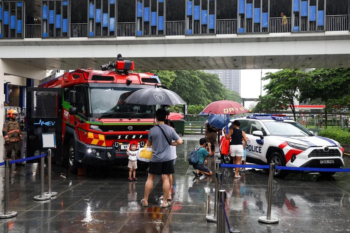 新加坡民防部队和警察部队在活动现场展示消防车和警车，吸引不少家长带孩子前去参观。（关俊威摄）