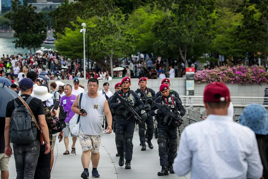 大批警员在国庆日巡逻，确保活动安全。（叶振忠摄）