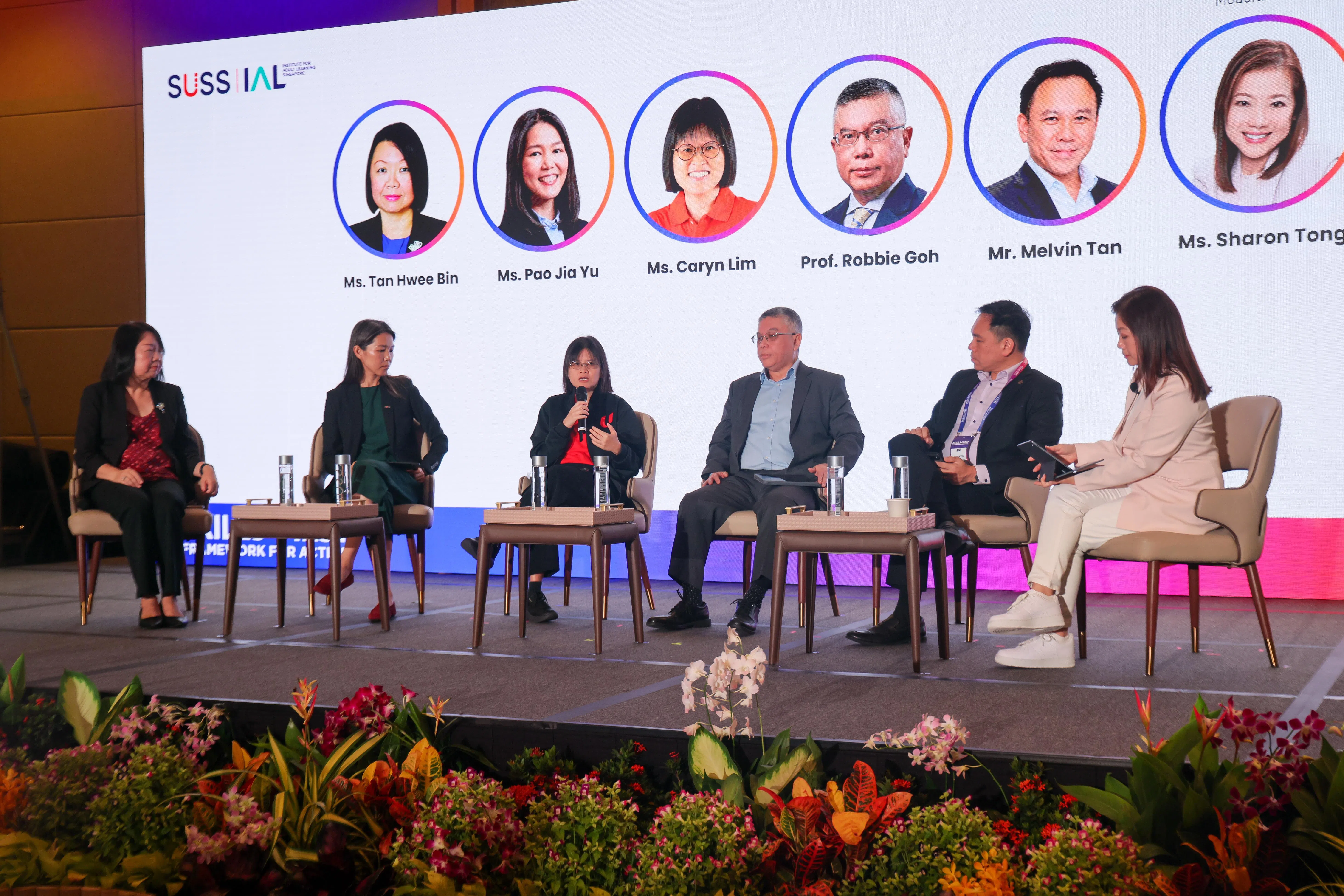会上邀请不同机构代表分享如何推广“技能优先”策略，包括新加坡全国雇主联合会副会长陈慧敏（左起）、技能及人力发展局副局长包佳玉 
、全国职工总会助理秘书长林芝菁、新加坡社科大学常务副校长吴文华教授和新加坡工商联合总会人力资本行动委员会副主席陈予聪。主持人是媒体工作者唐雪燕。（张俊杰摄）