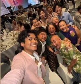参与Netflix夯剧演出的林继修（前排右光头者）出现婚礼现场。（潘嗣敬IG限动视频截图）