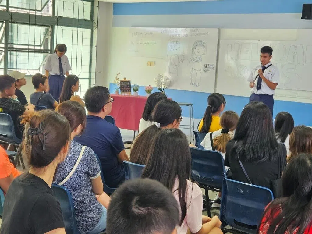 学生在“与长中学生交流” 环节中，表达自己的观点和经验，增强了参与感和对学校的归属感。（长老会中学提供）
