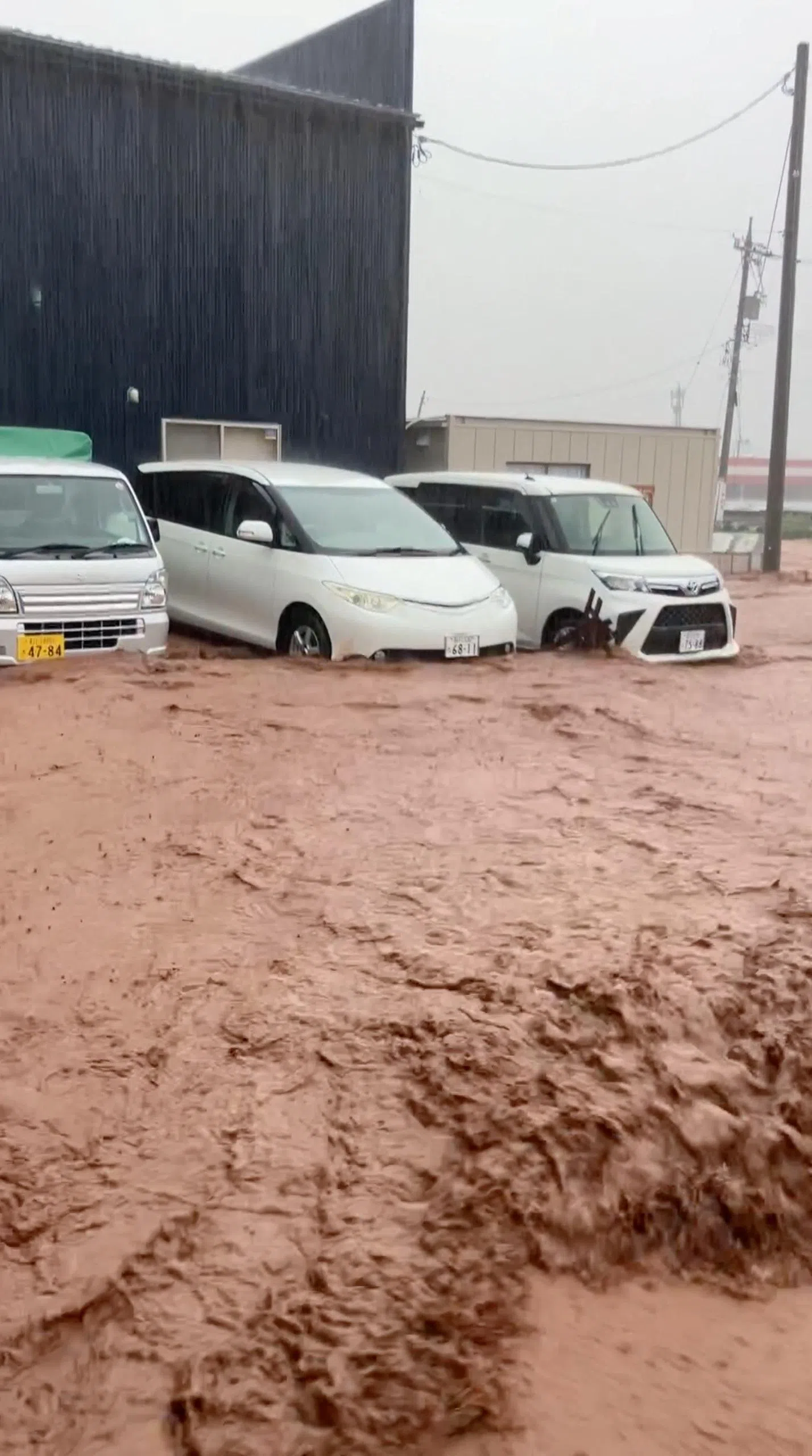 石川县轮岛市的一些车子浸泡在泥流里。（路透社）