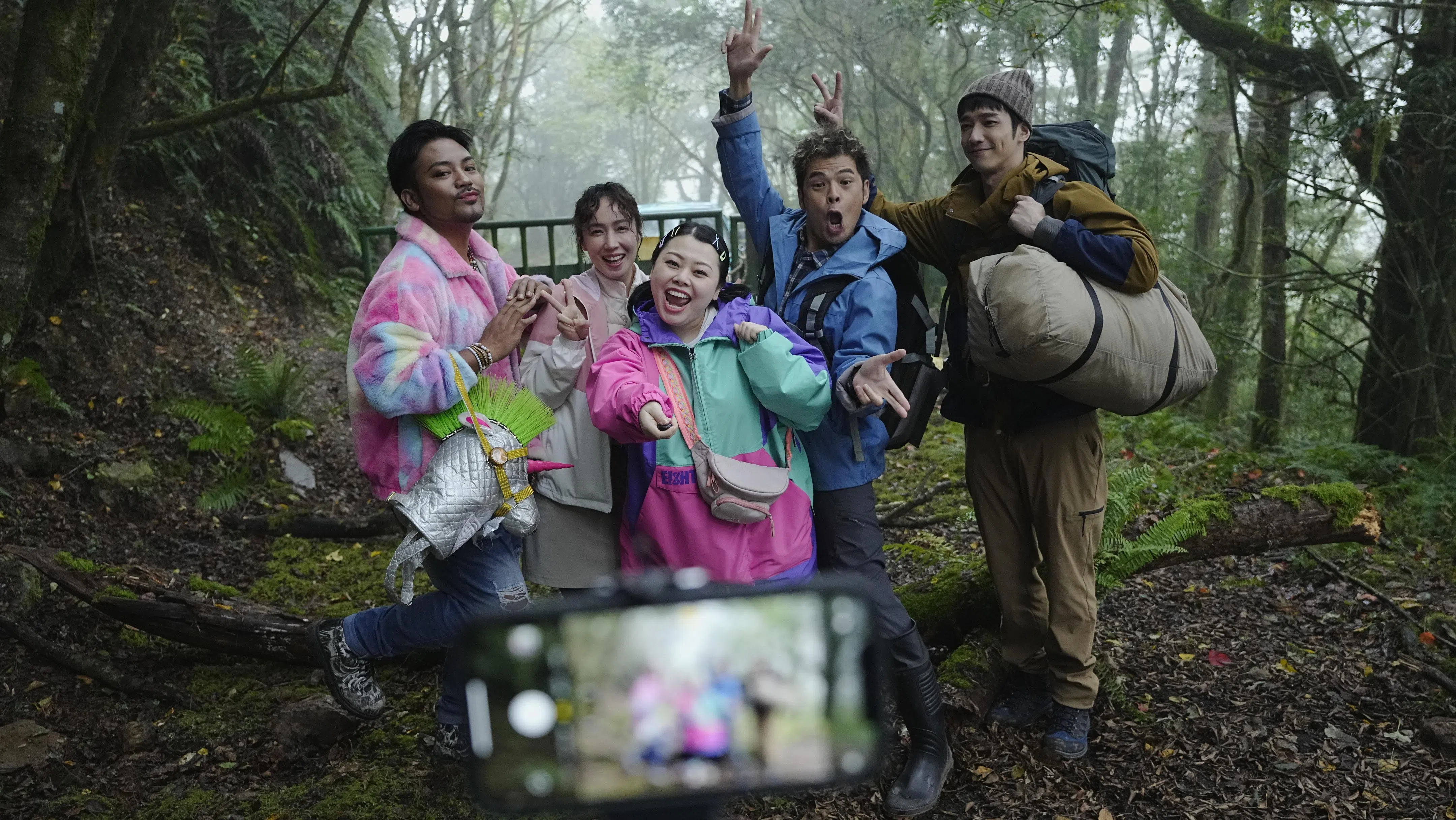 撒基努（左起）、黄瀞怡、渡边直美、苏达和刘以豪主演的《怎么可能我家的祖先是你家的鬼》，以原住民信仰为故事添色彩。（邵氏机构提供）