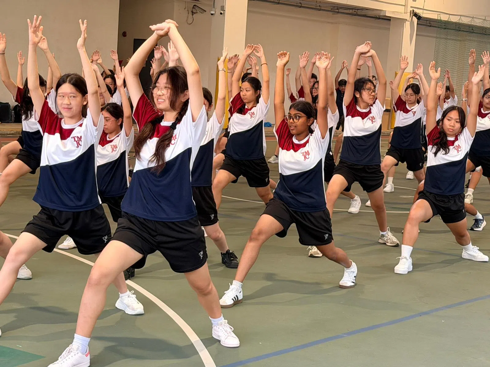 在第一次排练中，学生正认真地练习着舞步。（淡滨尼美廉初级学院提供）