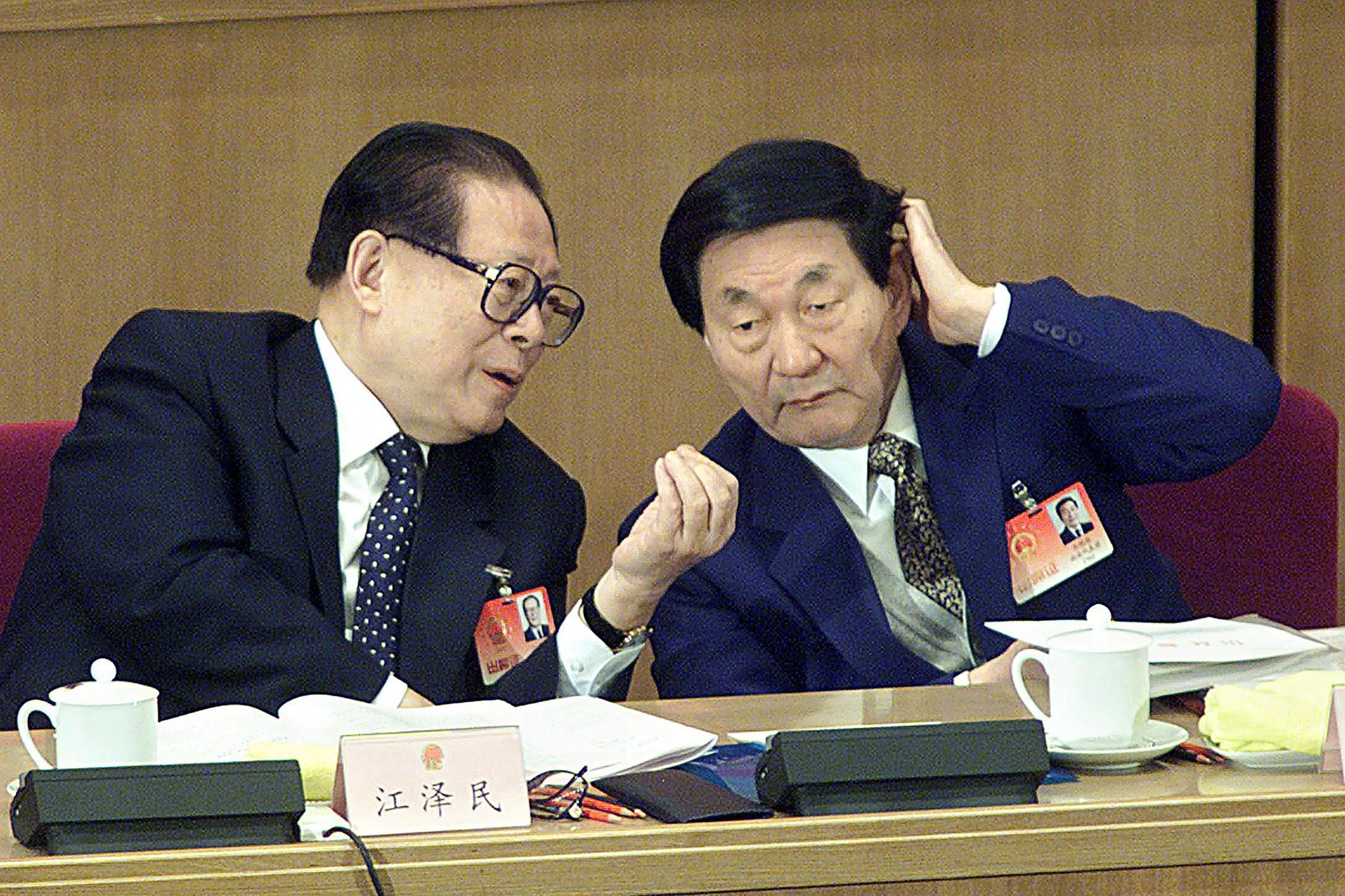 2002年3月6日，时任中国国务院总理朱镕基（右）在北京人民大会堂出席全国人大会议时，聆听时任国家主席江泽民讲话。（法新社）