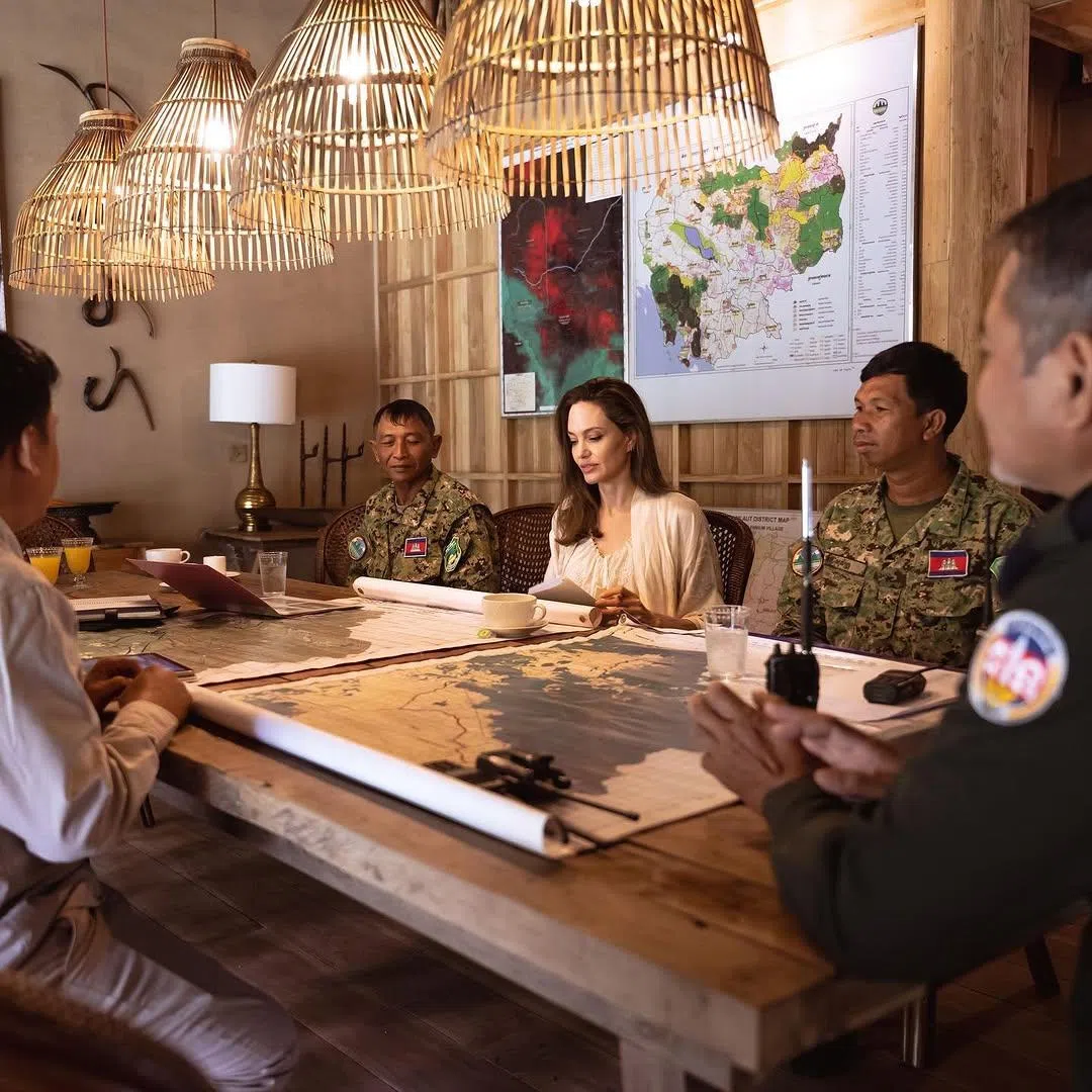 Jolie（中白衣者）与柬埔寨官员会面。（取自取自Angelina Jolie IG）