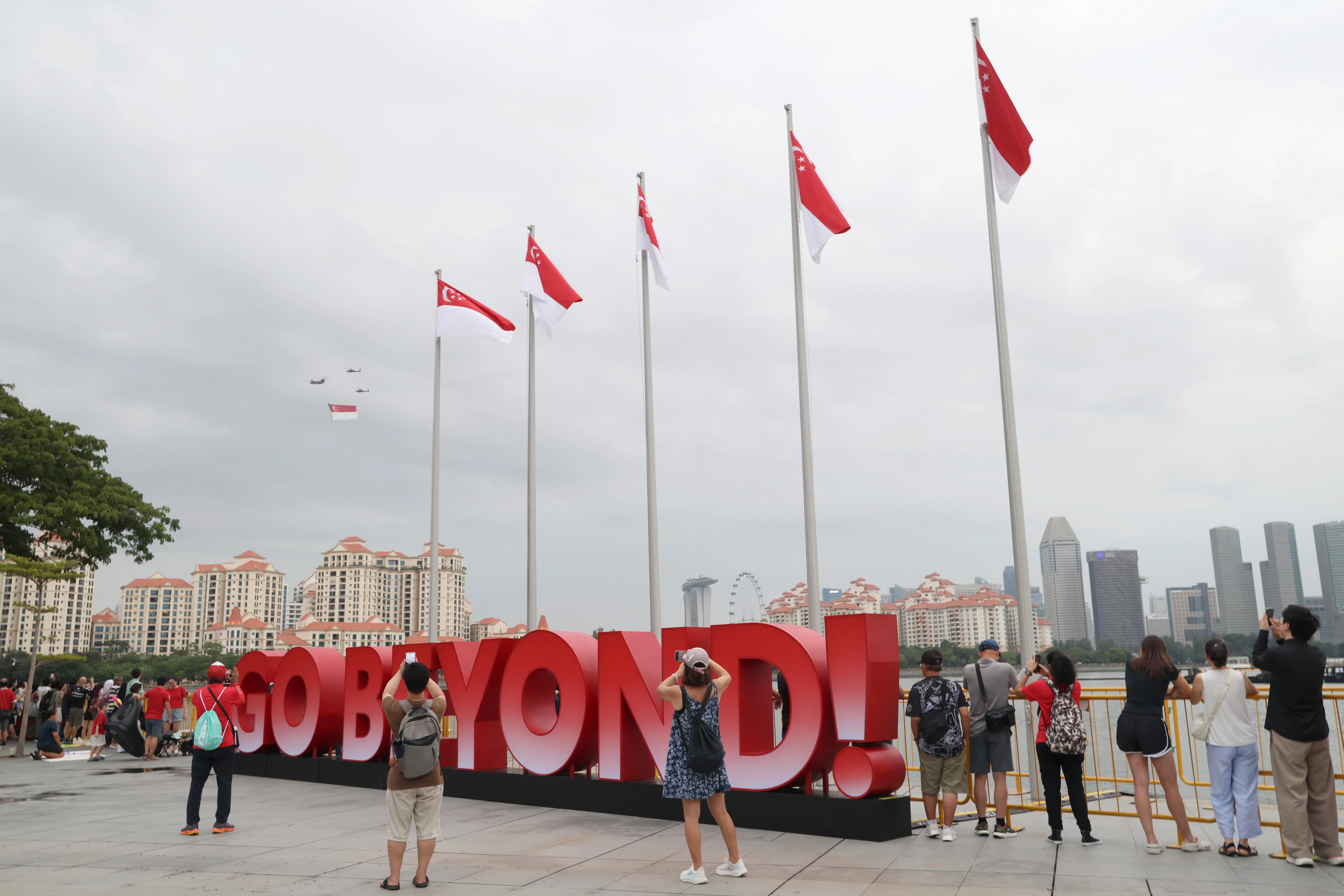 公众可到体育场河畔步道的“未来无限”（Go Beyond）灯光装置拍照，并在此近距离观赏国庆烟花表演。（郑一鸣摄）