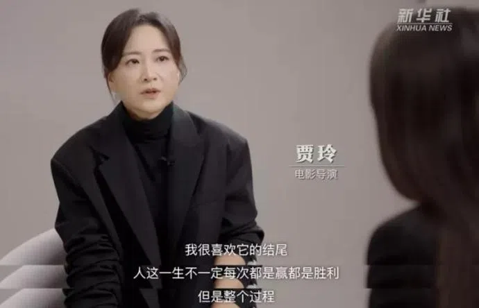 贾玲接受官媒采访时，穿着得体又不失魅力。（互联网）