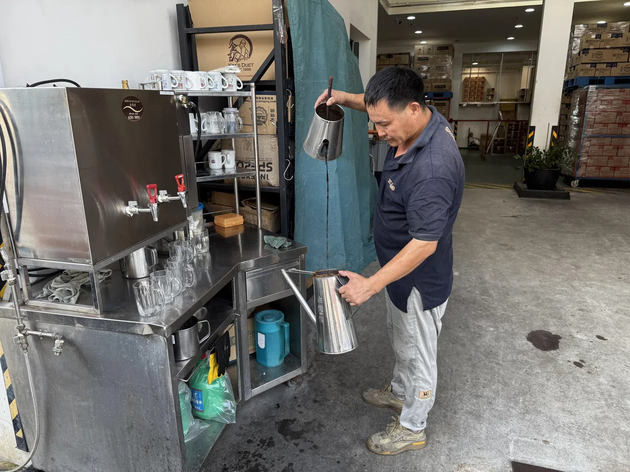 金源源有好几名员工熟悉传统咖啡冲泡方法，每天都有师傅为同事冲泡饮料。（陈映蓁摄）