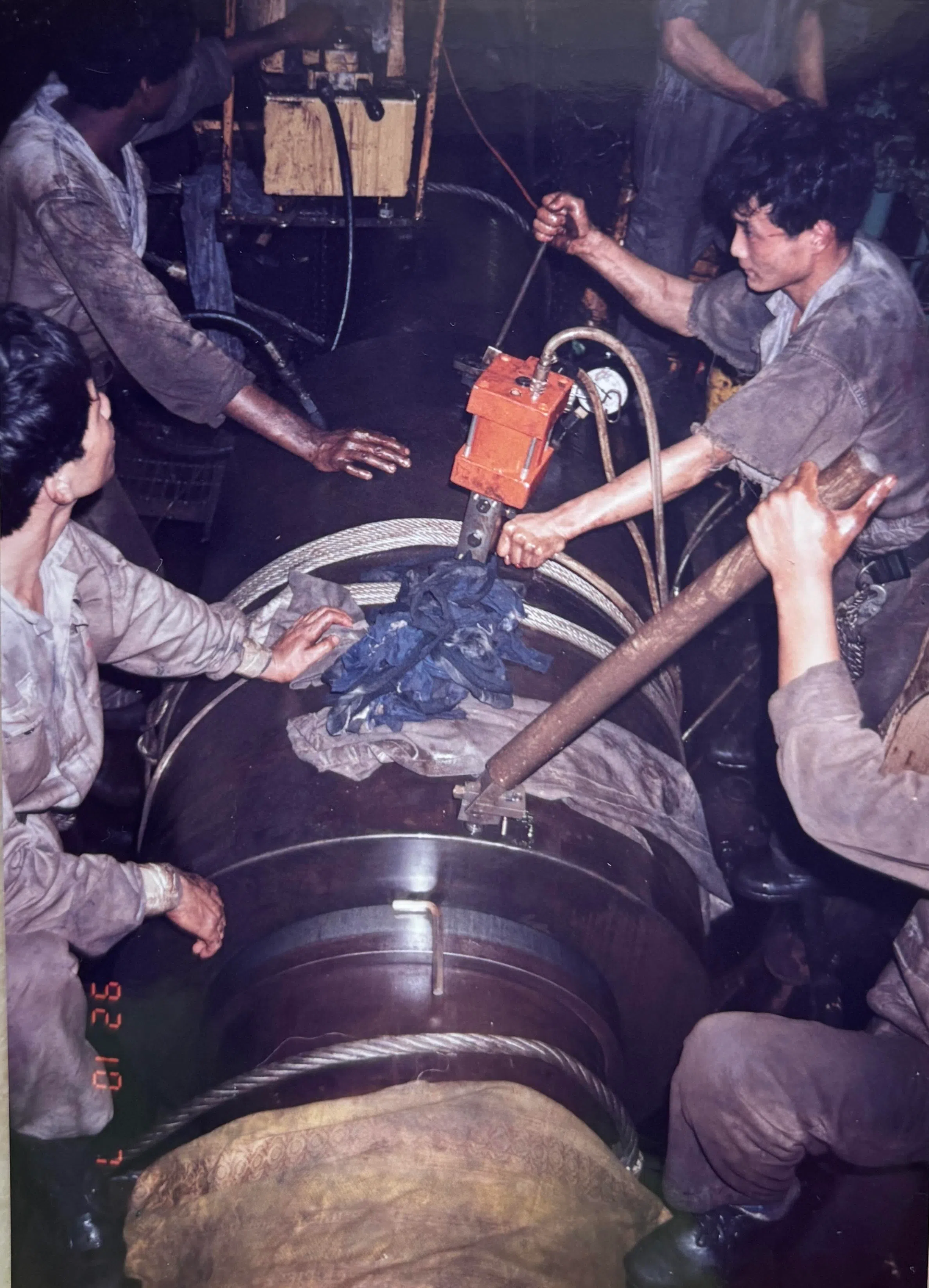 船厂机械技工合力将连接主机与螺旋桨的中间轴拆除。（作者提供）