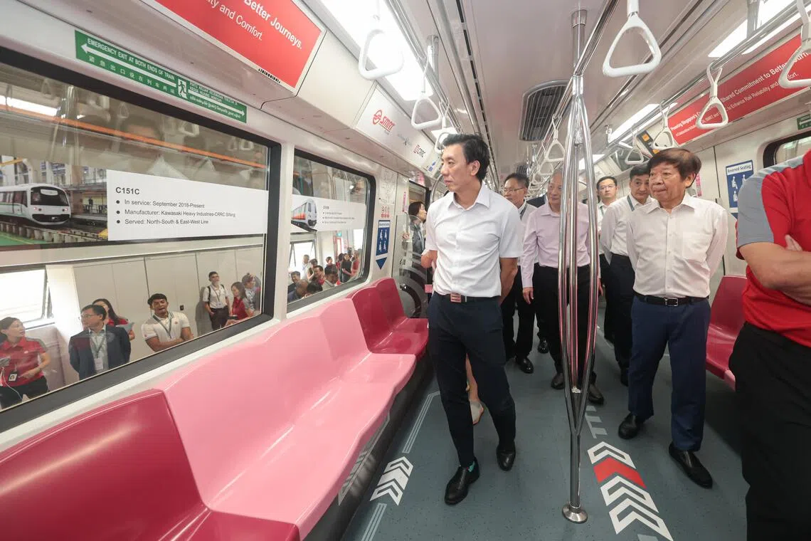 交通部代部长萧振祥（左）与前内阁部长、现任新报业媒体信托主席许文远（右）在SMRT的碧山车厂参观概念验证列车。（李冠卫摄）