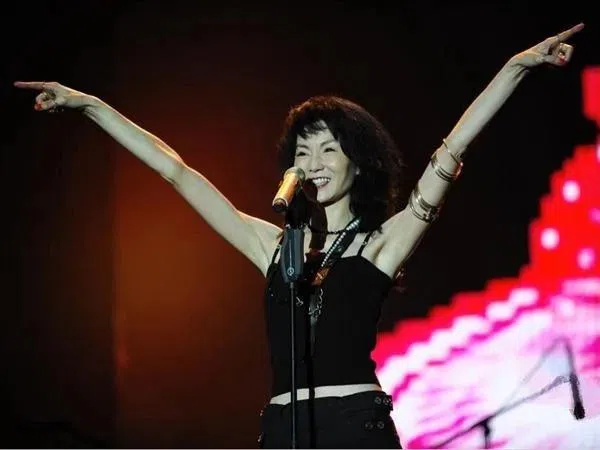 张曼玉曾在音乐节开唱，但被批评是“被上帝遗弃的声音”。（互联网）