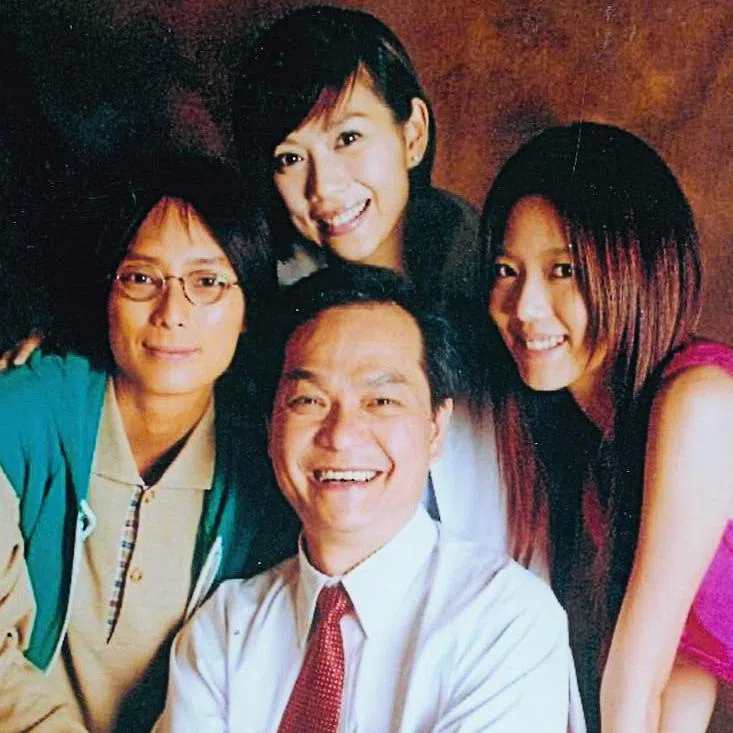 刘谦益在2005年《二分之一缘分》中有三个女儿，分别由郑秀珍（后排左起）、港星陈松伶和瑞恩饰演。（档案照）