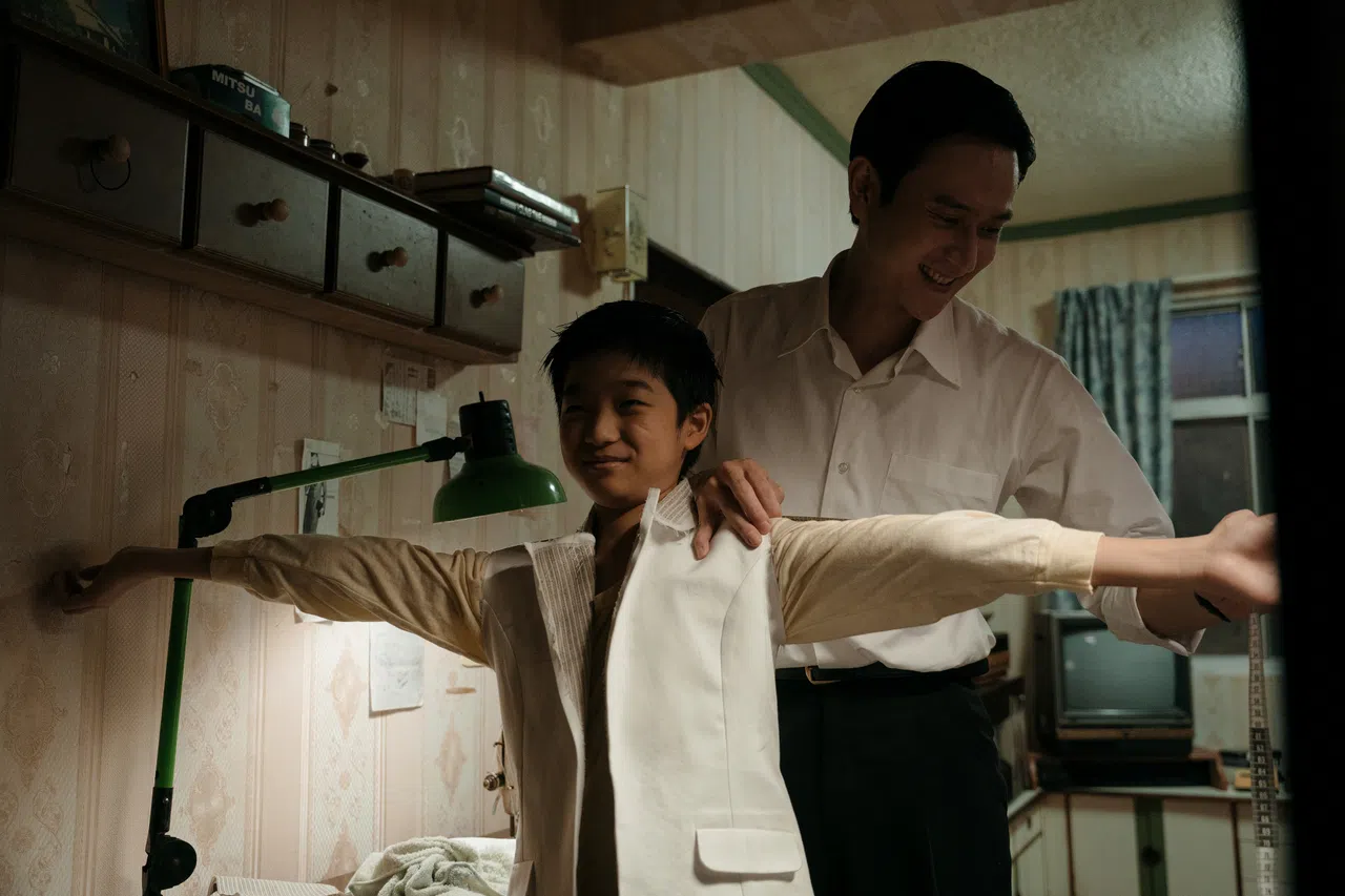 刘冠廷（右）和白润音戏里饰演一对低下层父子，两人相依为命。（嘉华院线提供）