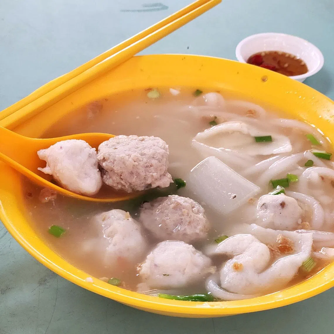 东方红墨鱼丸什锦汤的手工墨鱼丸、鱼丸、肉丸和鱼饺，是让老饕怀念的家常味。（陈爱薇摄）